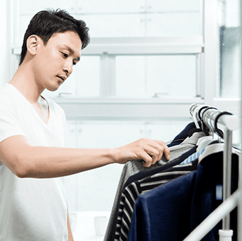 服を選んでいる男性